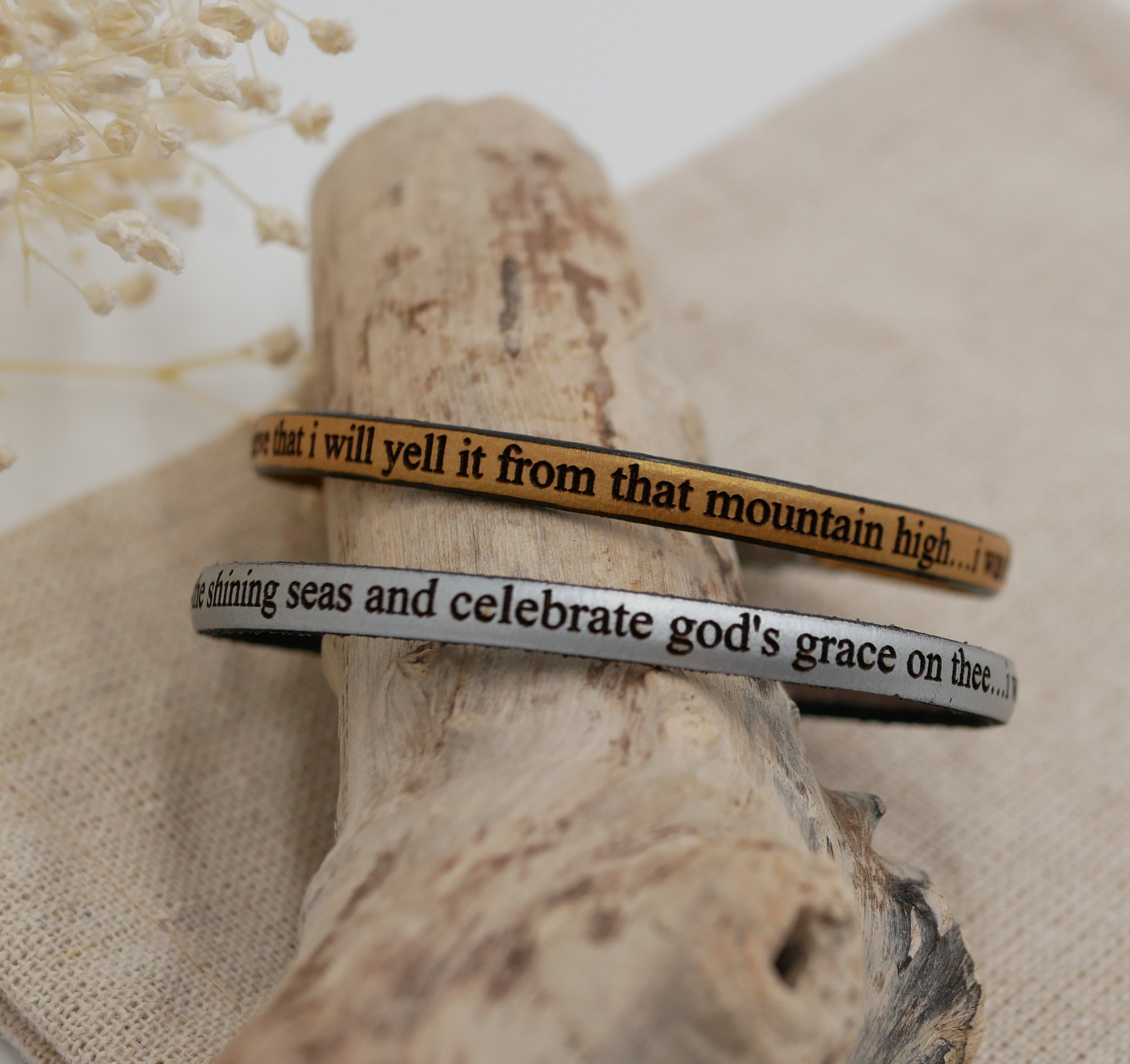 Fijne leren armband met gouden magnetische sluiting, gepersonaliseerd door gravure 