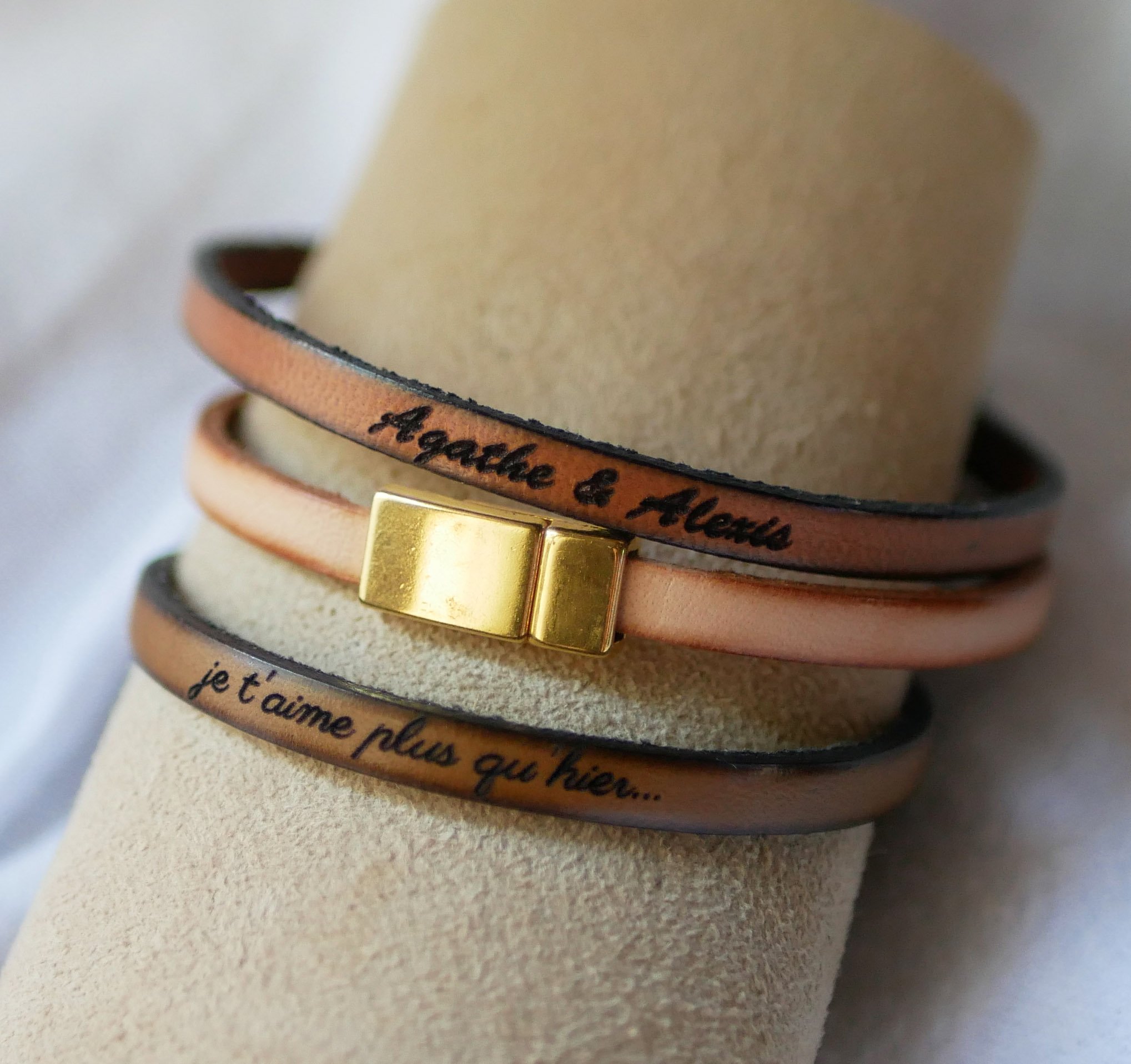 Fijne leren armband met gouden magnetische sluiting, gepersonaliseerd door gravure 