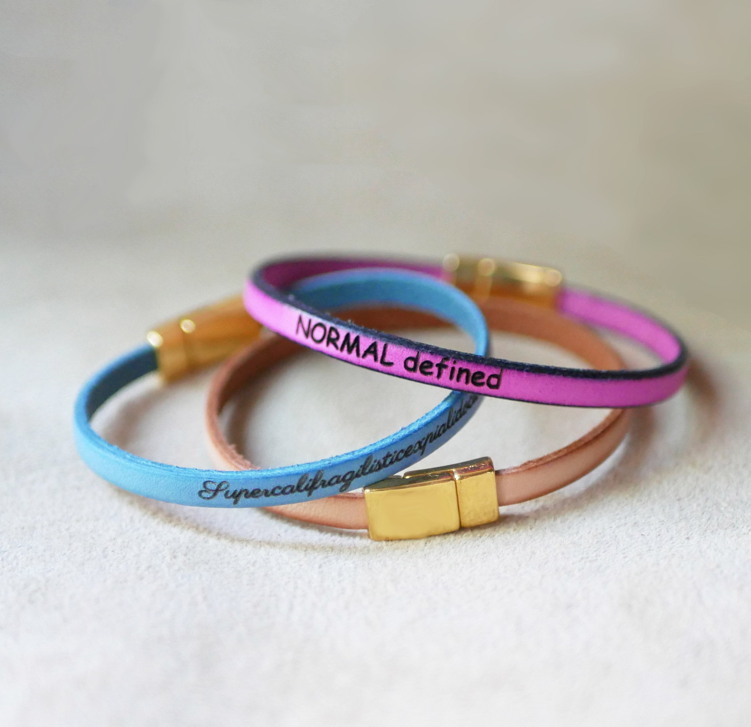 Fijne leren armband met gouden magnetische sluiting, gepersonaliseerd door gravure 