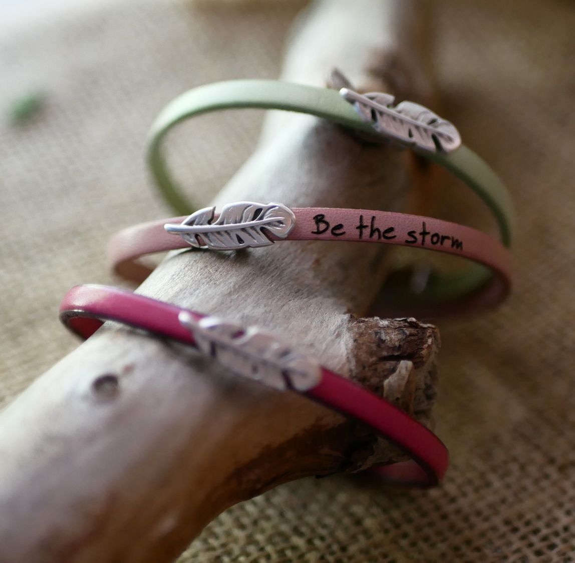 Leren meisjesarmband met veer om te personaliseren door gravure 