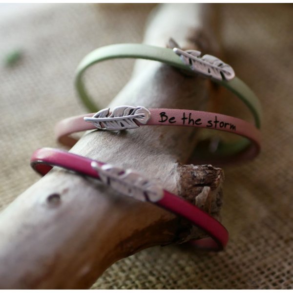 Leren meisjesarmband met veer om te personaliseren door gravure 