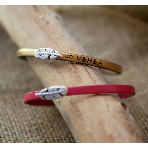 Leren meisjesarmband met veer om te personaliseren door gravure 