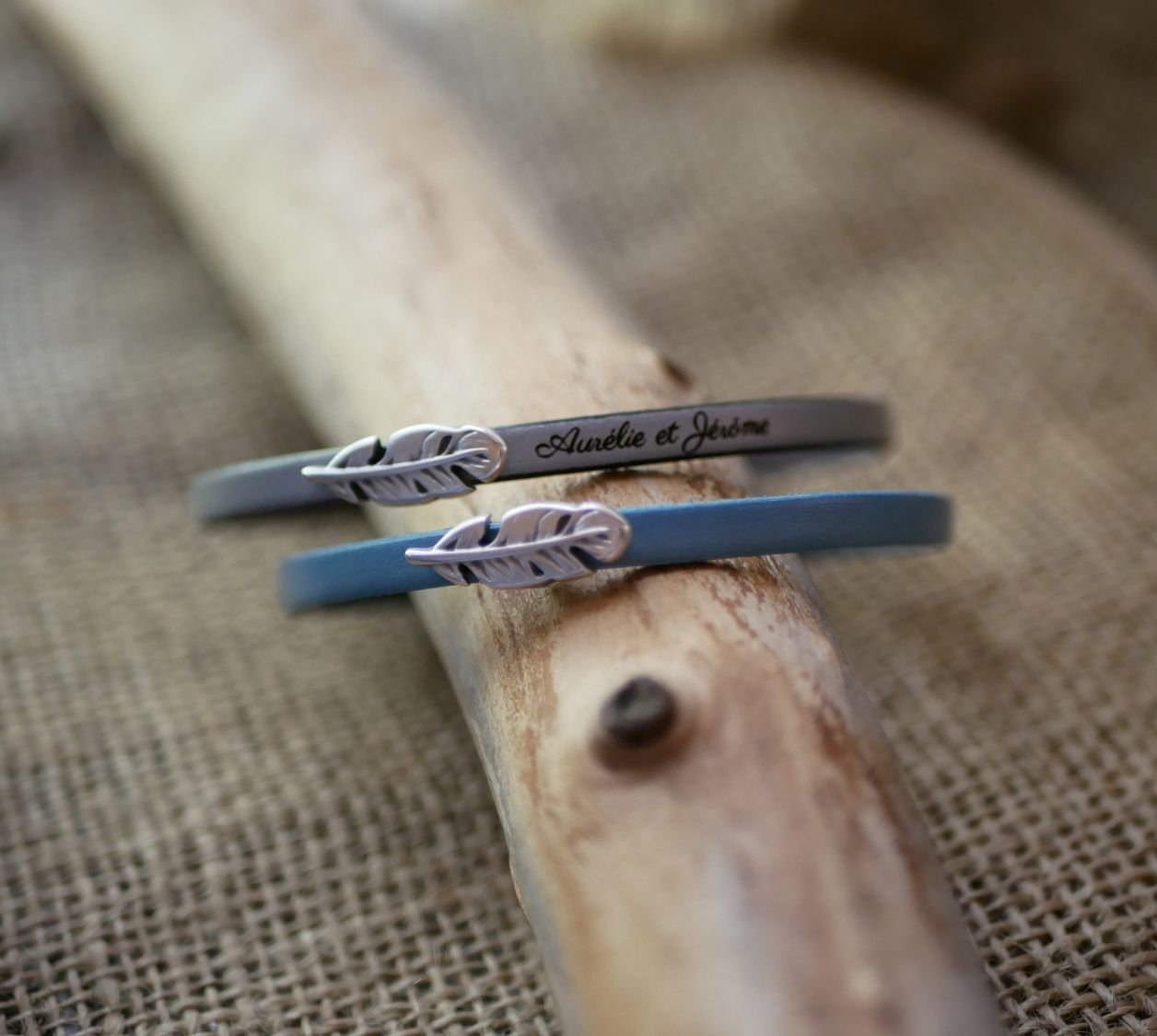 Leren meisjesarmband met veer om te personaliseren door gravure 