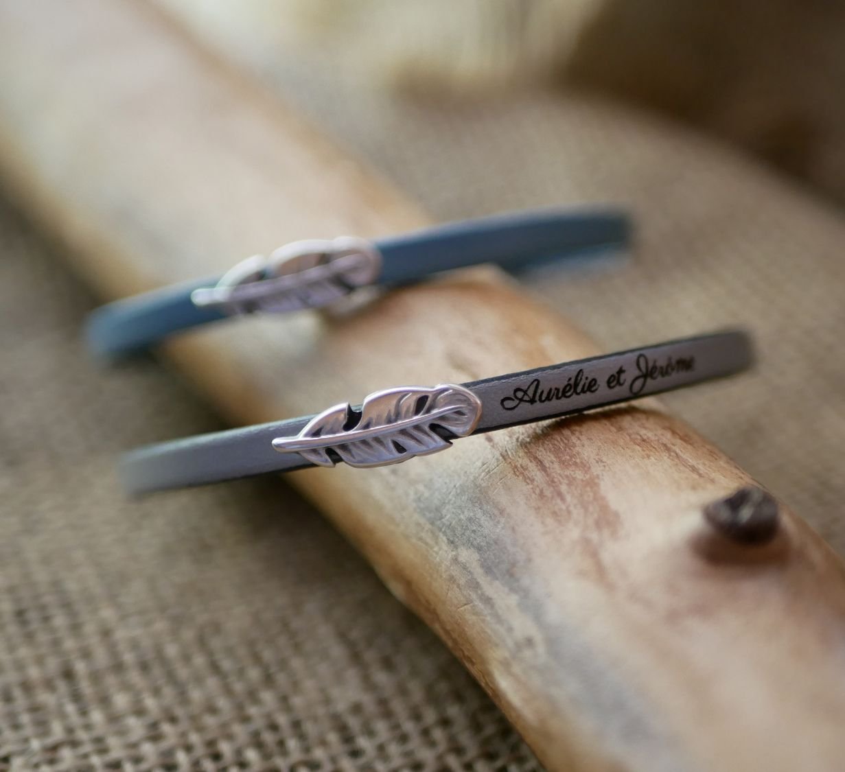 Leren meisjesarmband met veer om te personaliseren door gravure 