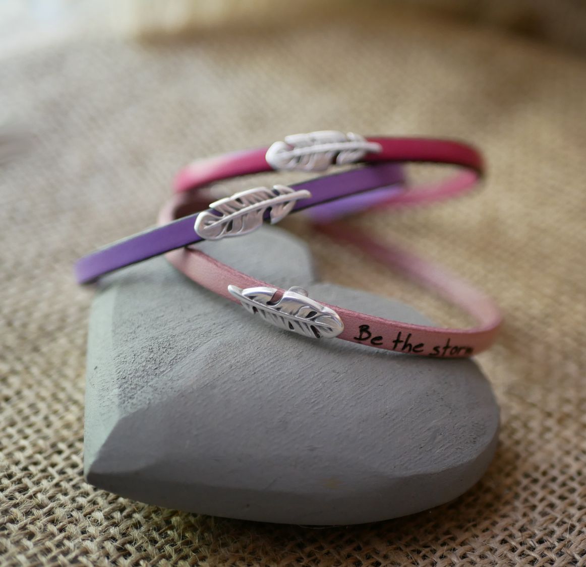 Leren meisjesarmband met veer om te personaliseren door gravure 