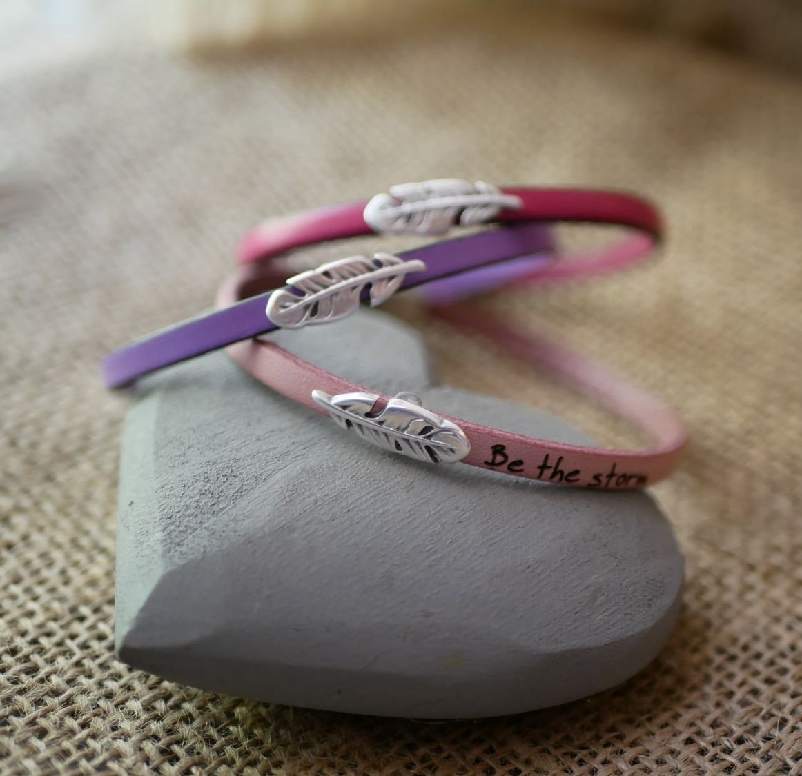Leren meisjesarmband met veer om te personaliseren door gravure 