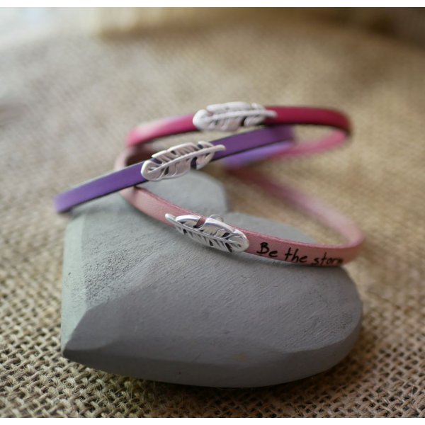 Leren meisjesarmband met veer om te personaliseren door gravure 
