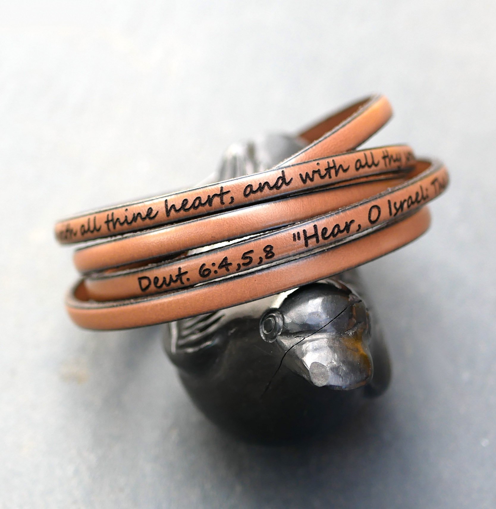Fijne lederen 5-draaien armband voor mannen of vrouwen gegraveerd met voornamen