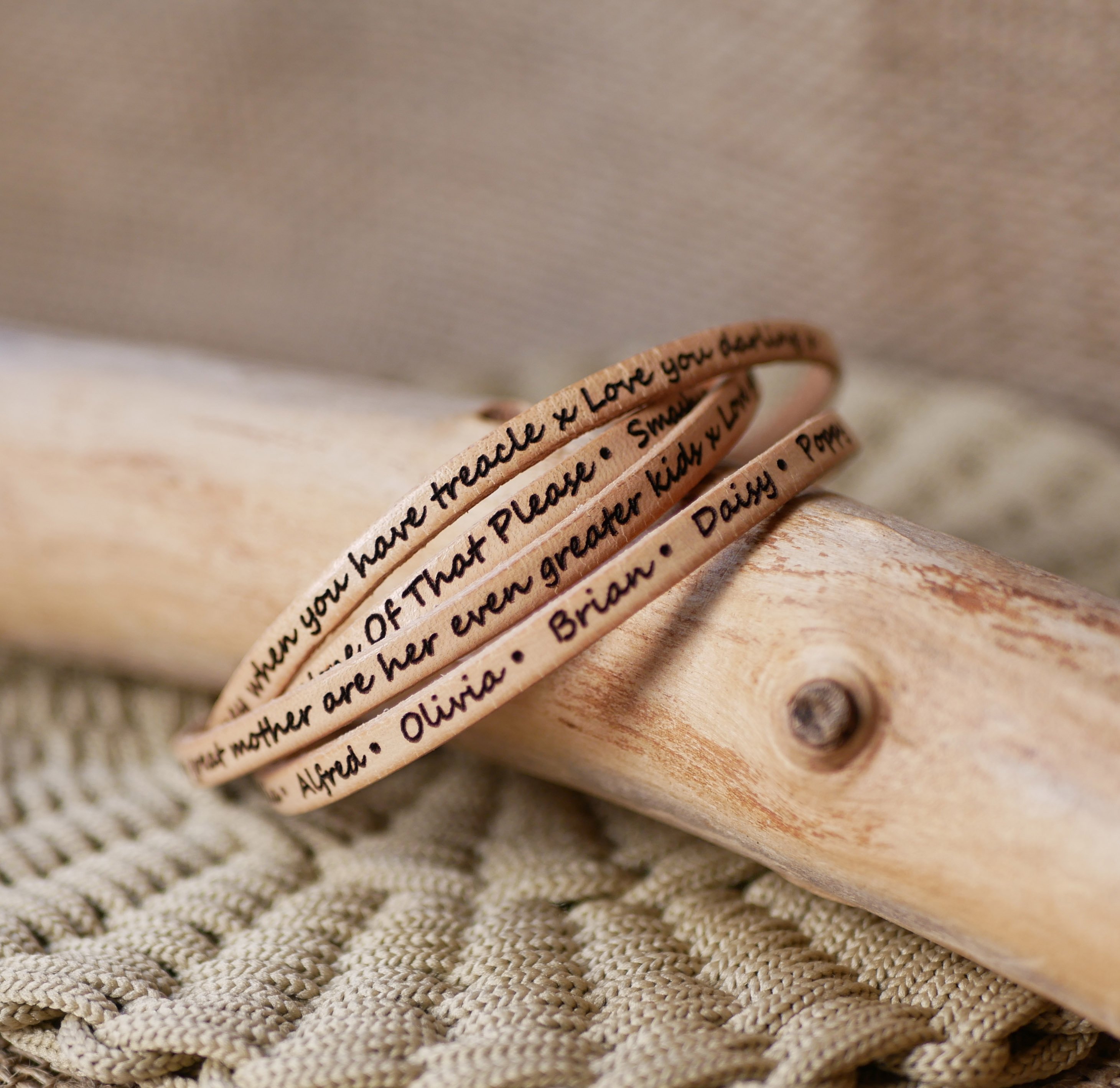 Fijne leren armband in 4 op maat gemaakte polsbanden door gravure