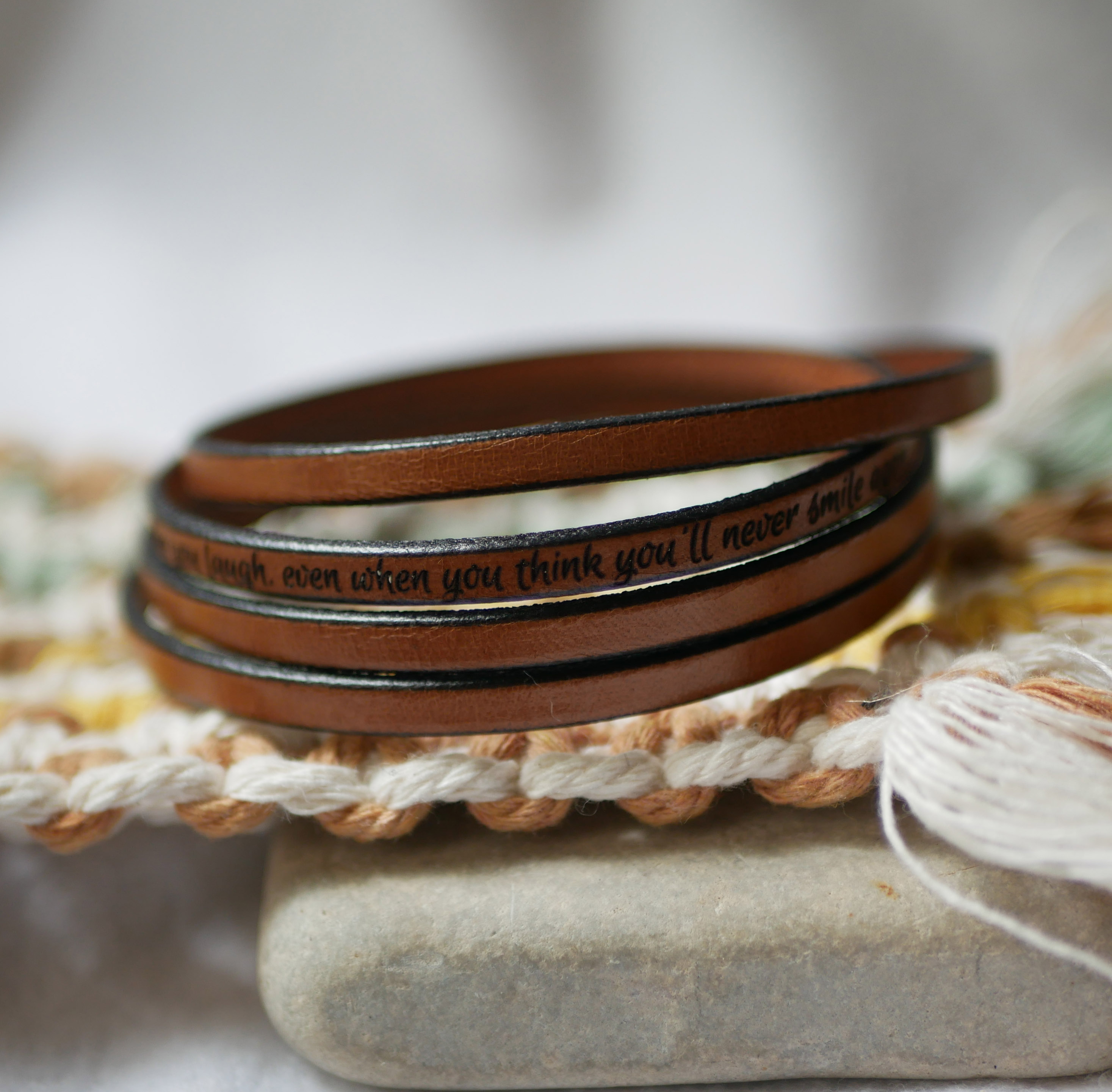 Fijne leren armband in 4 op maat gemaakte polsbanden door gravure