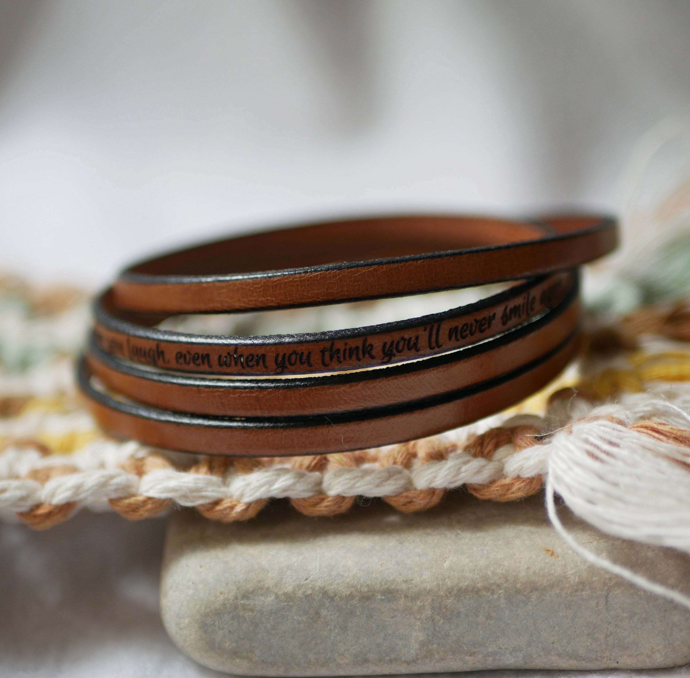 Fijne leren armband in 4 op maat gemaakte polsbanden door gravure