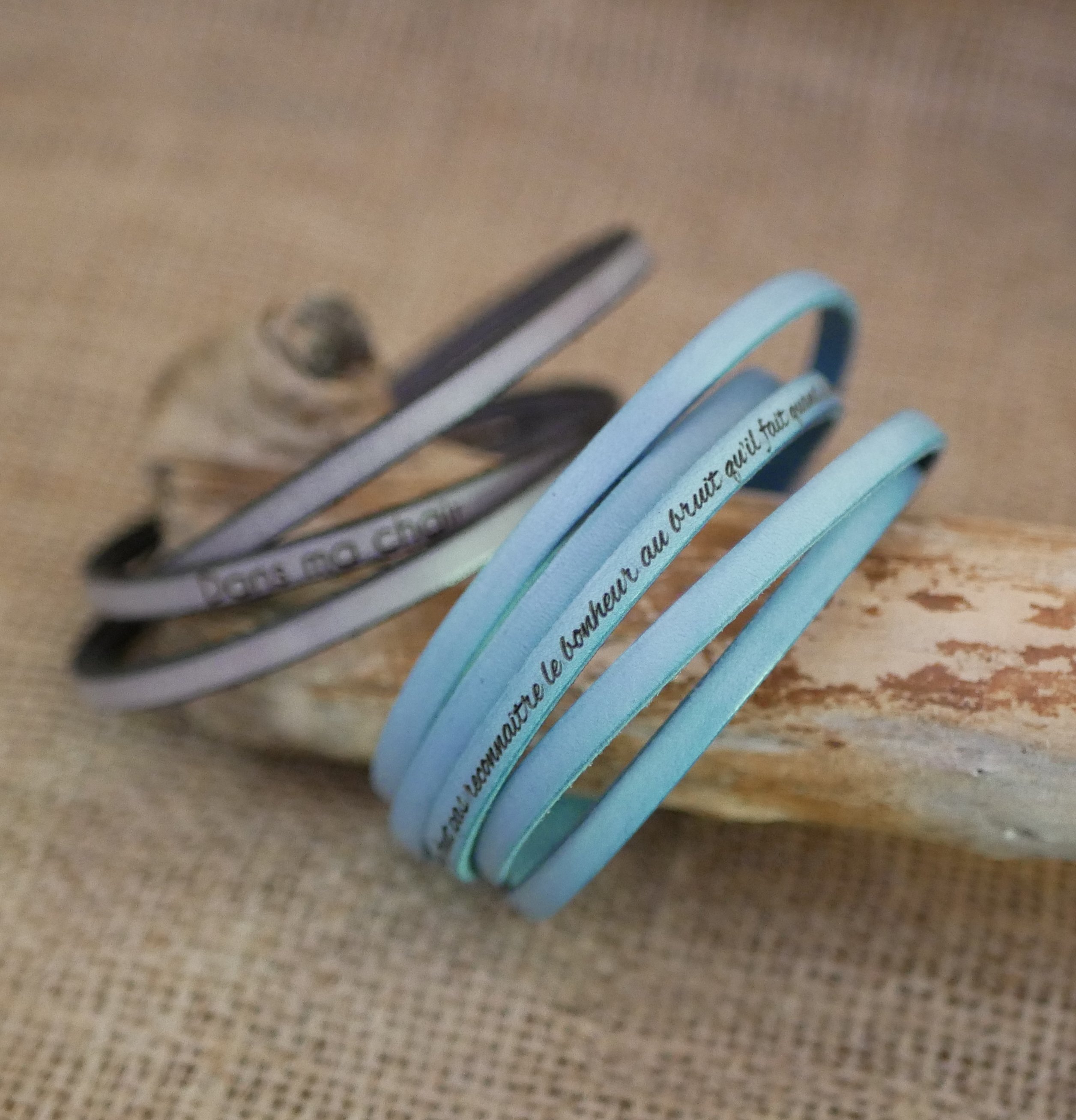 Fijne lederen 5-draaien armband voor mannen of vrouwen gegraveerd met voornamen