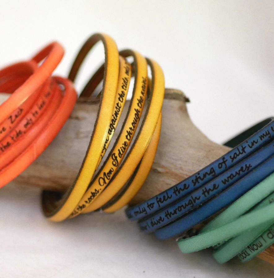 Fijne lederen 5-draaien armband voor mannen of vrouwen gegraveerd met voornamen