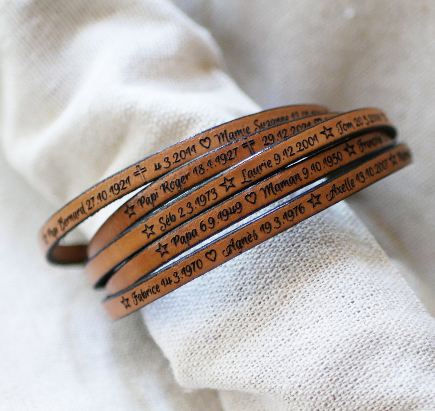 Fijne lederen 5-draaien armband voor mannen of vrouwen gegraveerd met voornamen
