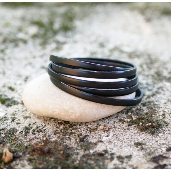 Fijne lederen 5-draaien armband voor mannen of vrouwen gegraveerd met voornamen