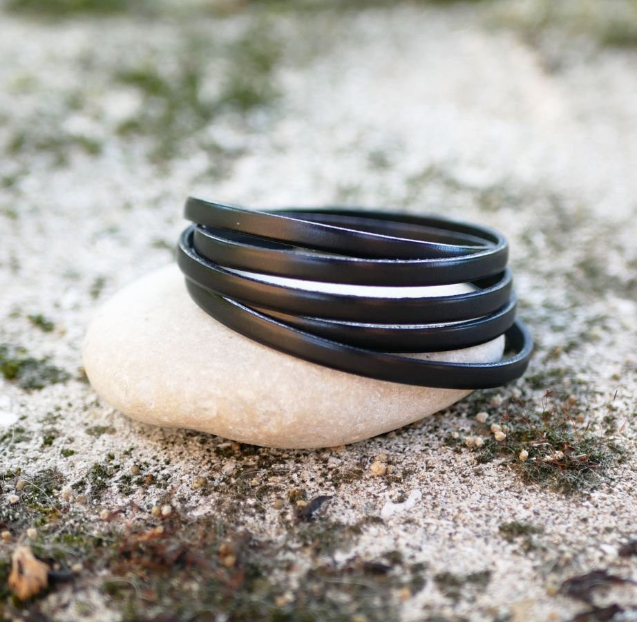 Fijne lederen 5-draaien armband voor mannen of vrouwen gegraveerd met voornamen