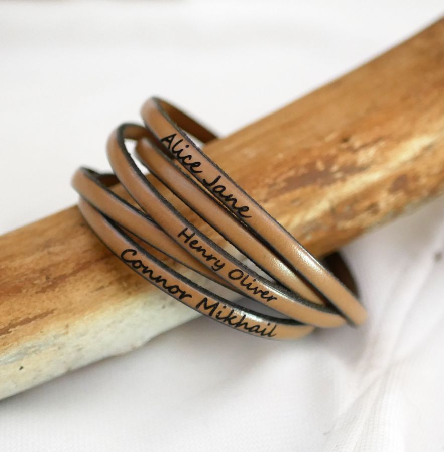 Fijne lederen 5-draaien armband voor mannen of vrouwen gegraveerd met voornamen