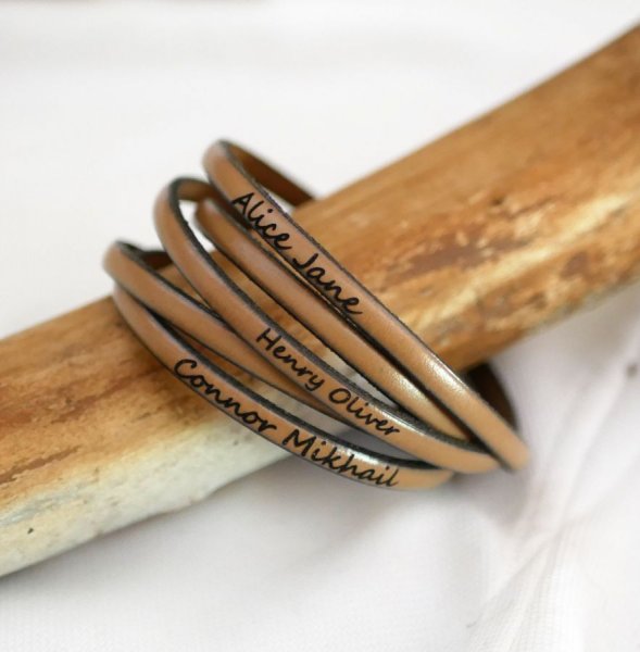 Fijne lederen 5-draaien armband voor mannen of vrouwen gegraveerd met voornamen