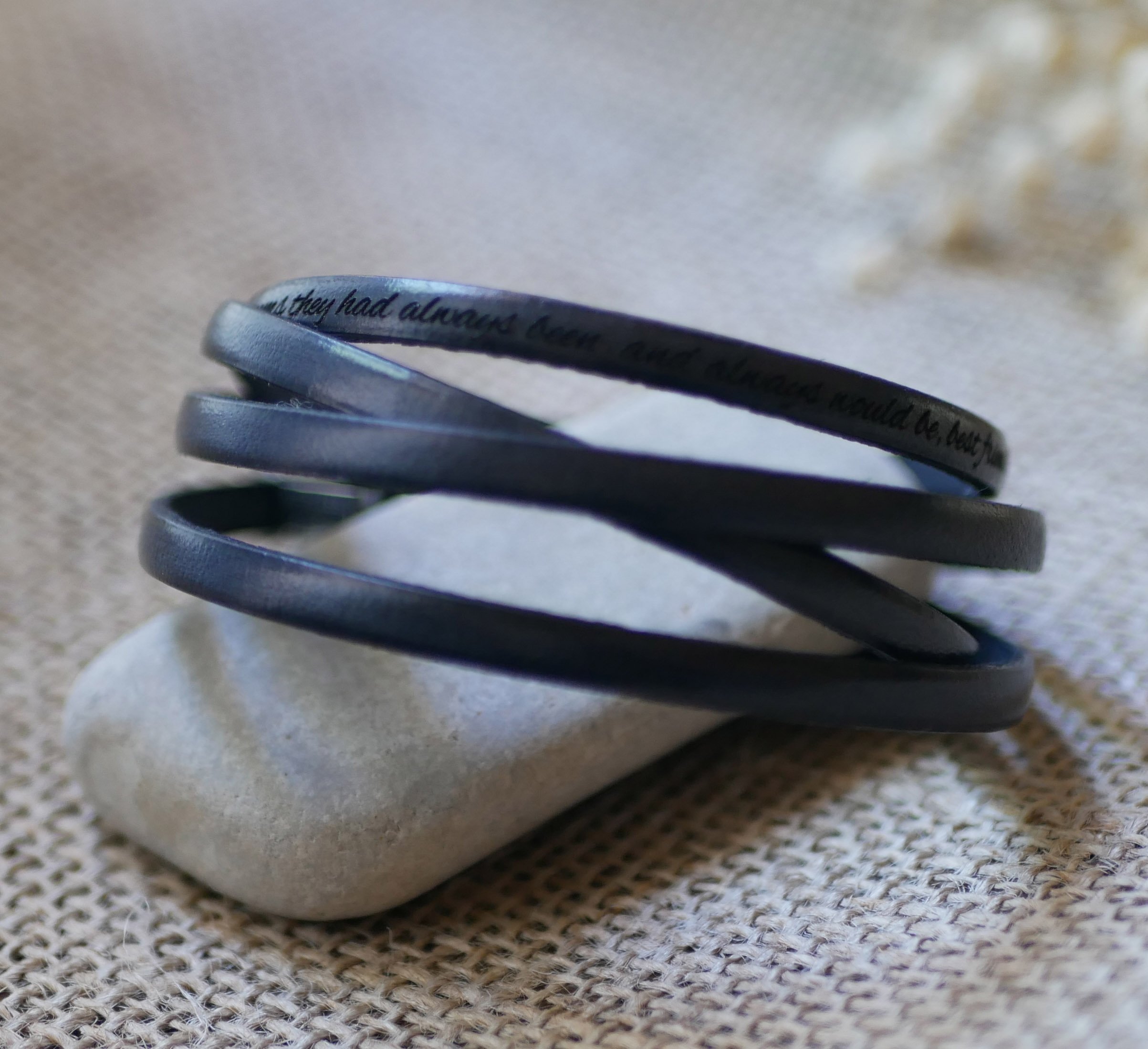 Fijne leren armband in 4 op maat gemaakte polsbanden door gravure