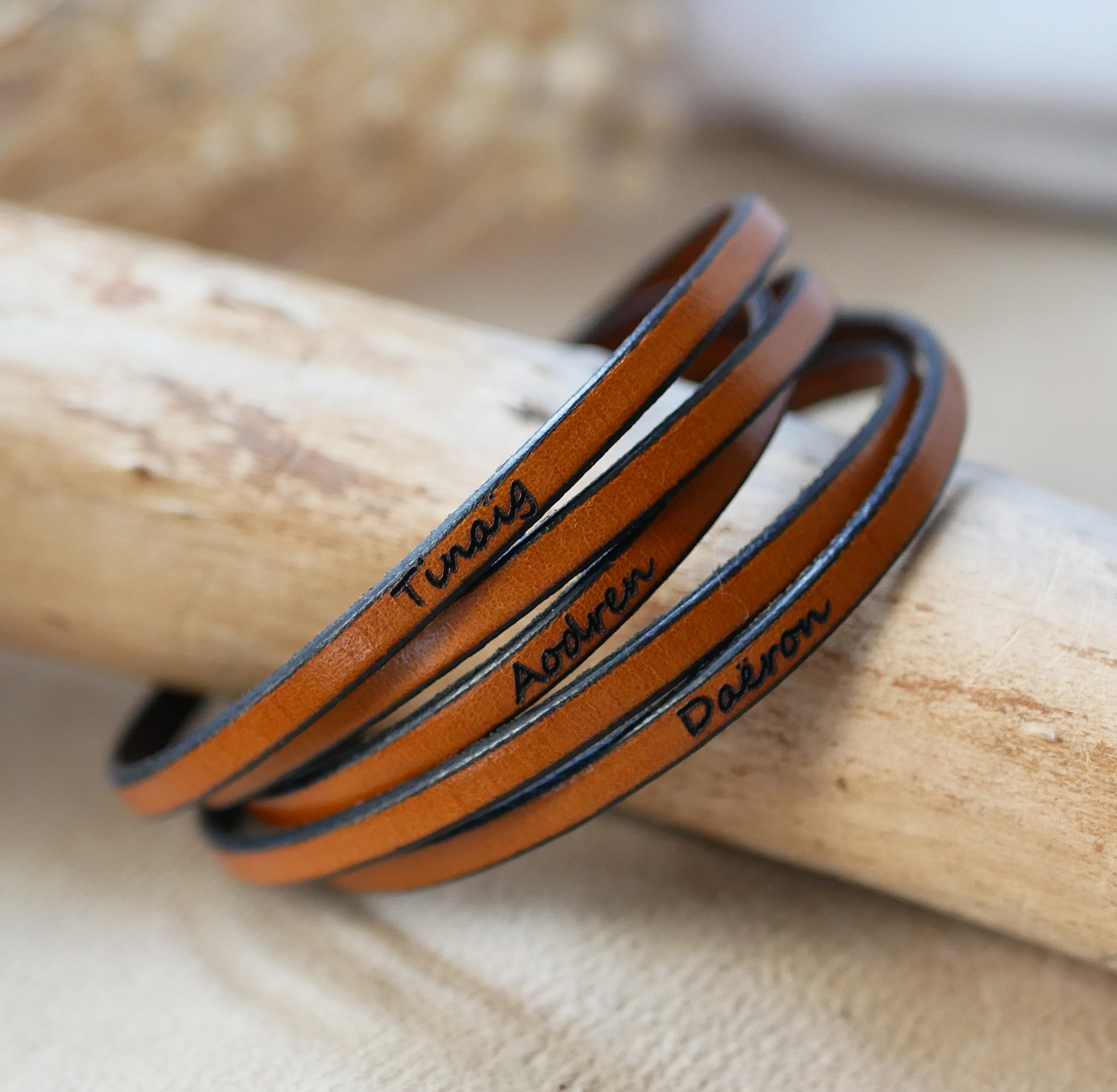 Fijne lederen 5-draaien armband voor mannen of vrouwen gegraveerd met voornamen