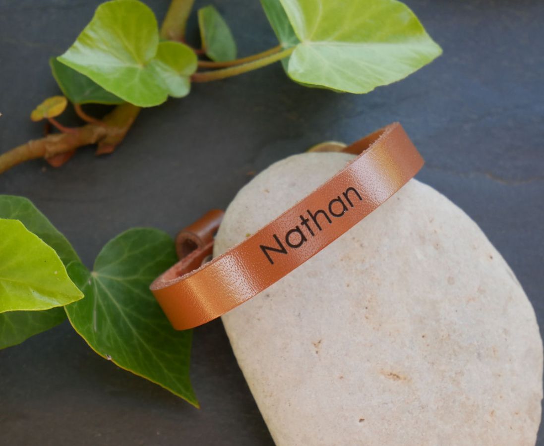 Gegraveerde lederen armband enkele draai te personaliseren gemengde volwassen kind