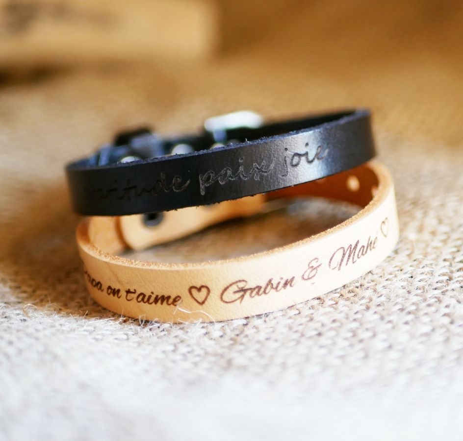Gegraveerde lederen armband met zilveren gesp te personaliseren door gravure
