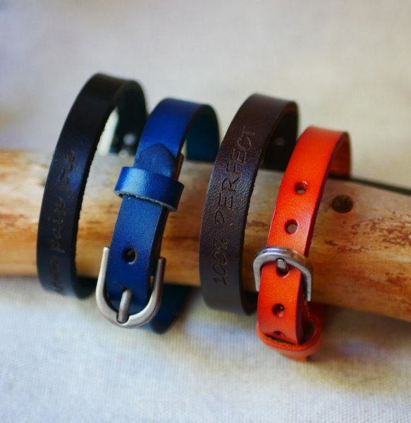 Gegraveerde lederen armband met zilveren gesp te personaliseren door gravure