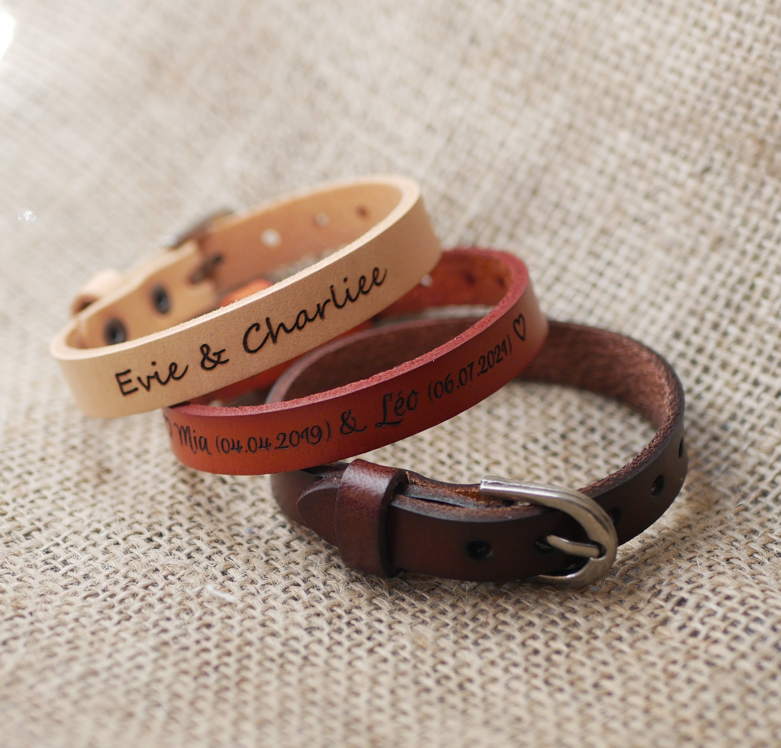 Gegraveerde lederen armband met zilveren gesp te personaliseren door gravure