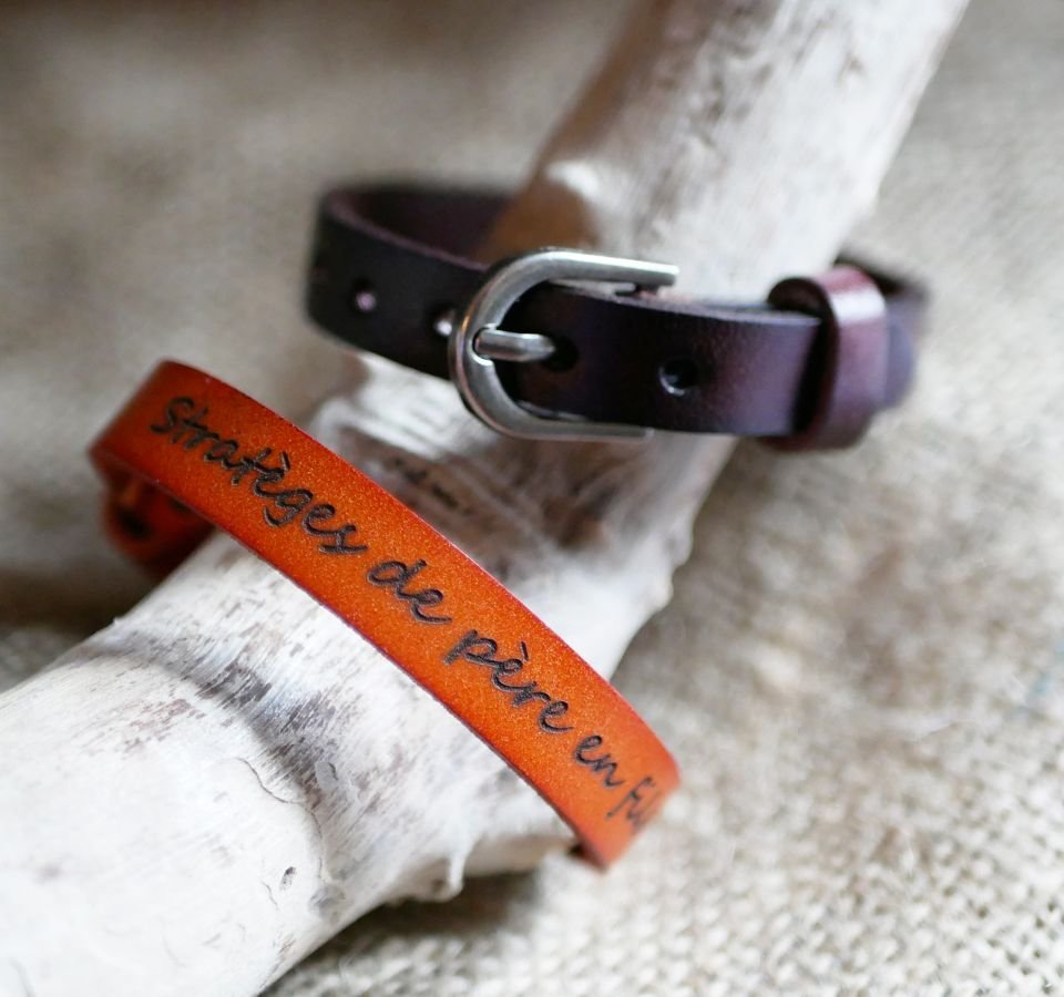 Gegraveerde lederen armband met zilveren gesp te personaliseren door gravure