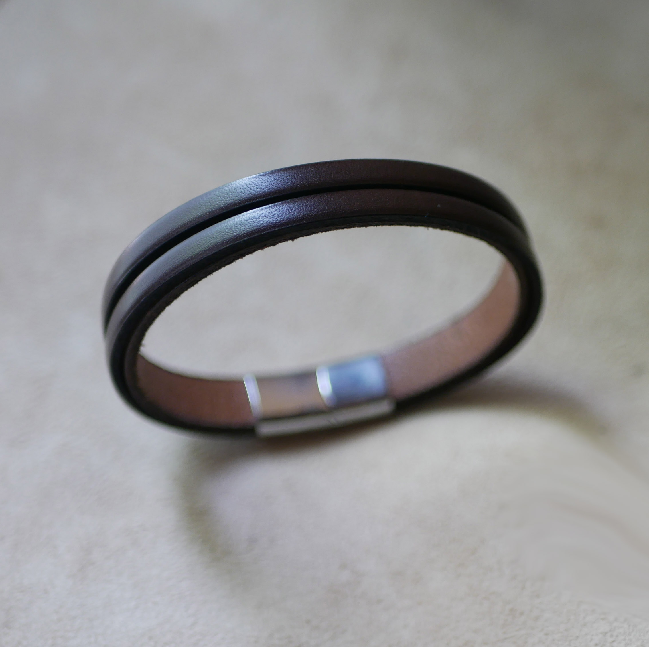 Tweekleurige leren herenarmband met verborgen gegraveerde boodschap