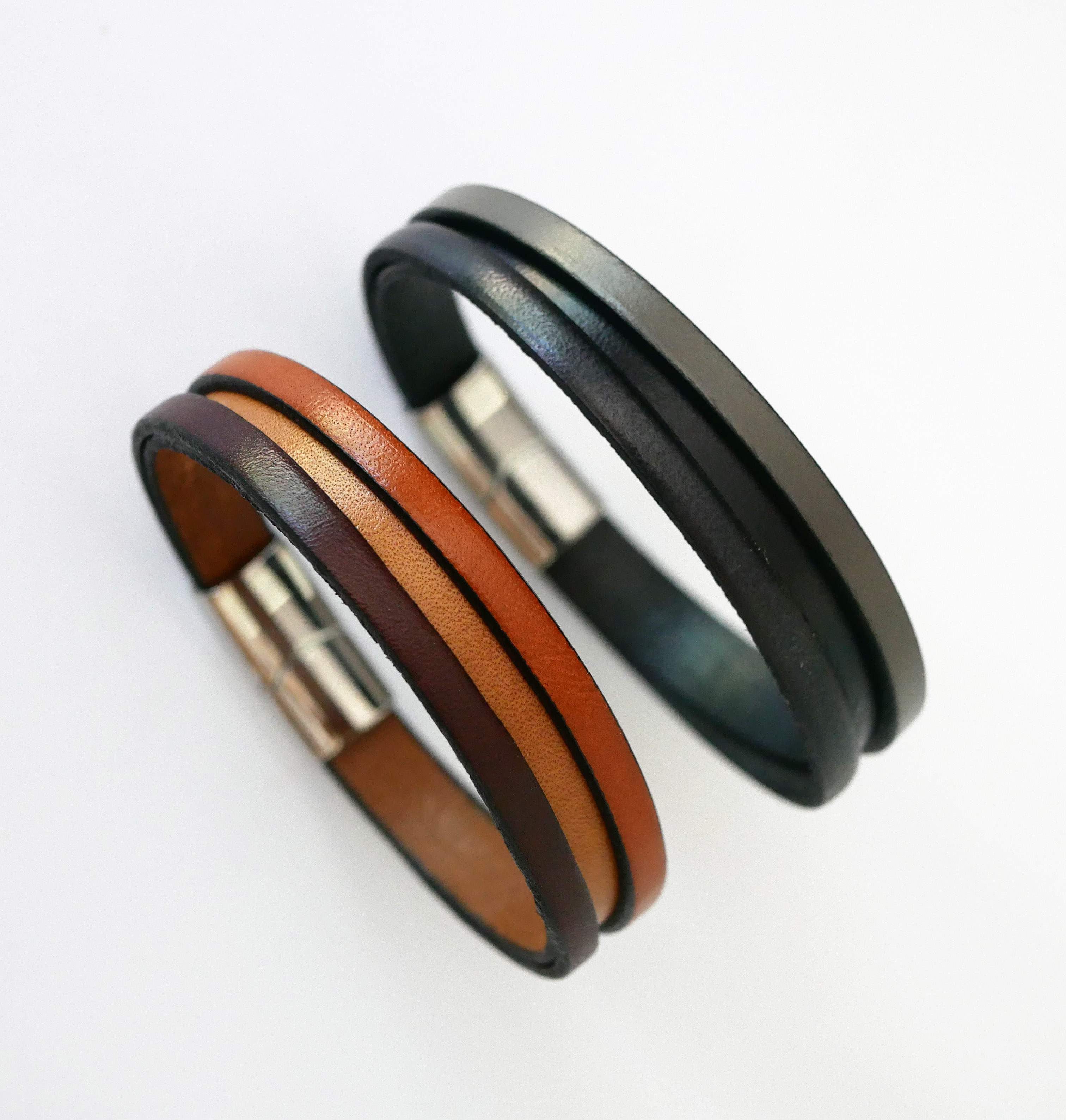 Tweekleurige leren herenarmband met verborgen gegraveerde boodschap