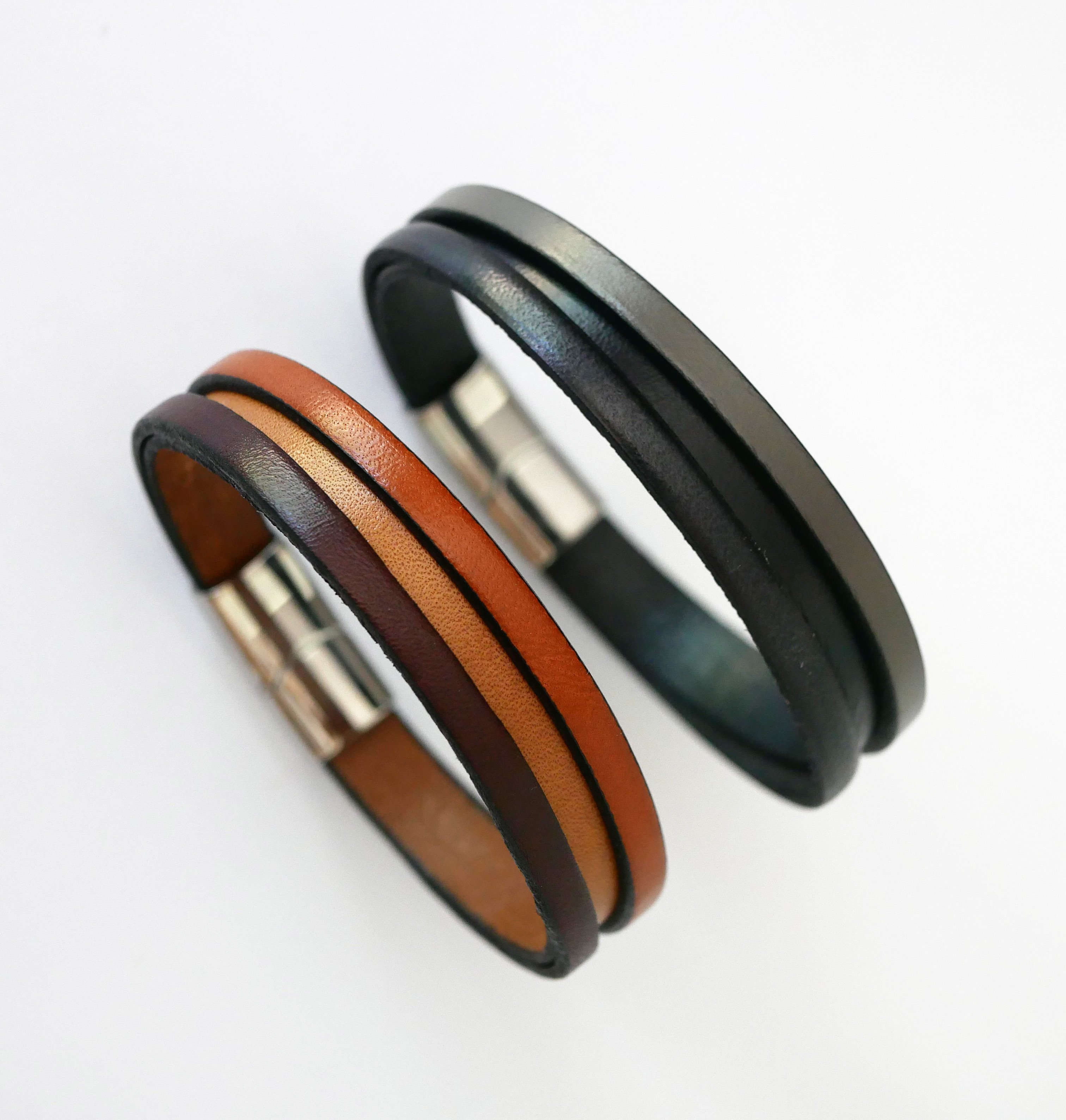 Tweekleurige leren herenarmband met verborgen gegraveerde boodschap