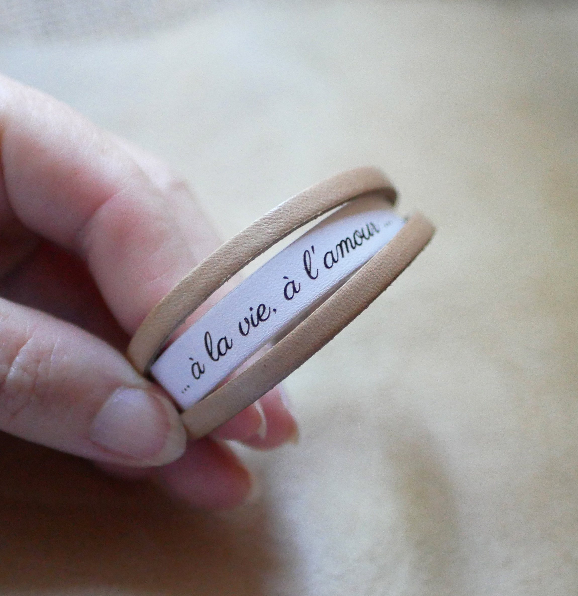 Tweekleurige leren herenarmband met verborgen gegraveerde boodschap