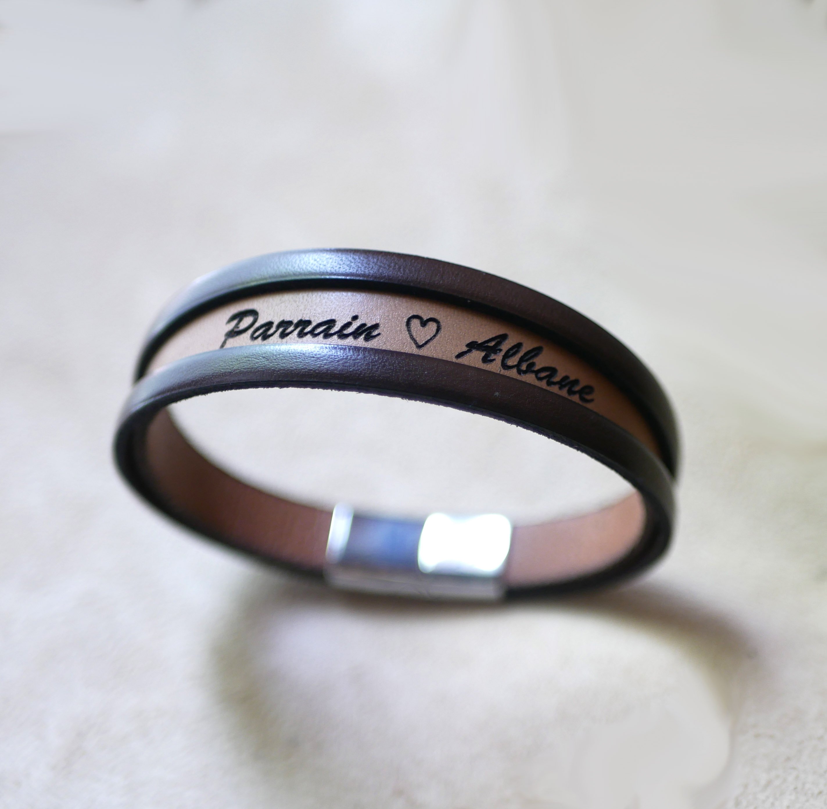 Tweekleurige leren herenarmband met verborgen gegraveerde boodschap