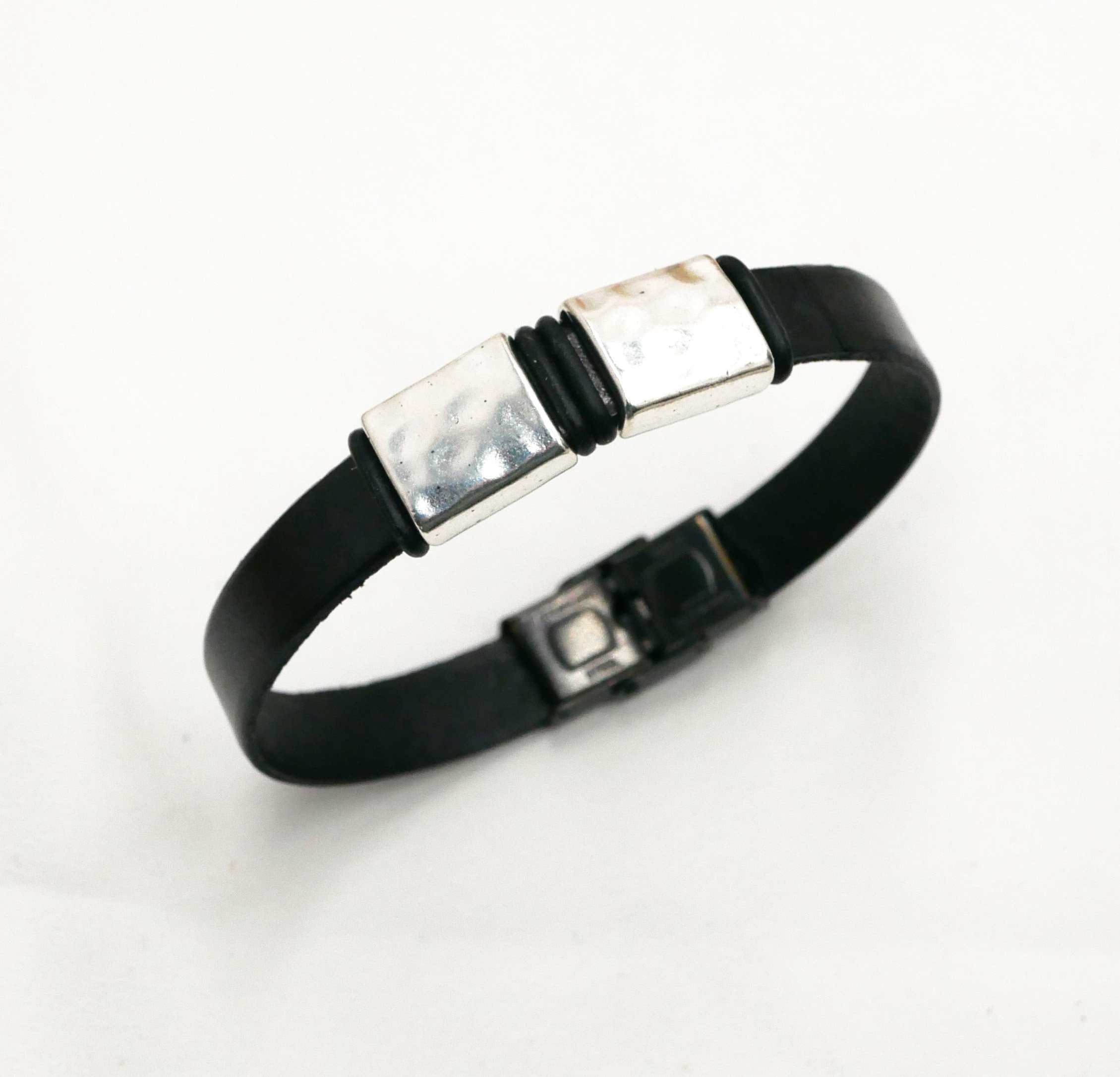 Leren herenarmband met gehamerde metalen vierkantjes om te personaliseren