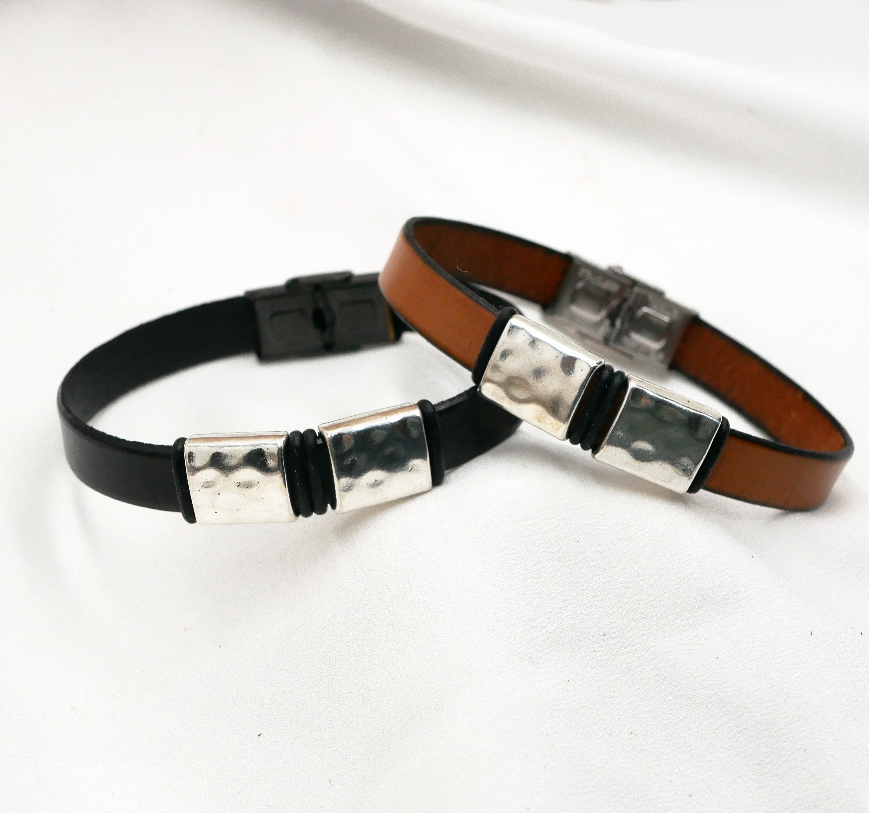 Leren herenarmband met gehamerde metalen vierkantjes om te personaliseren