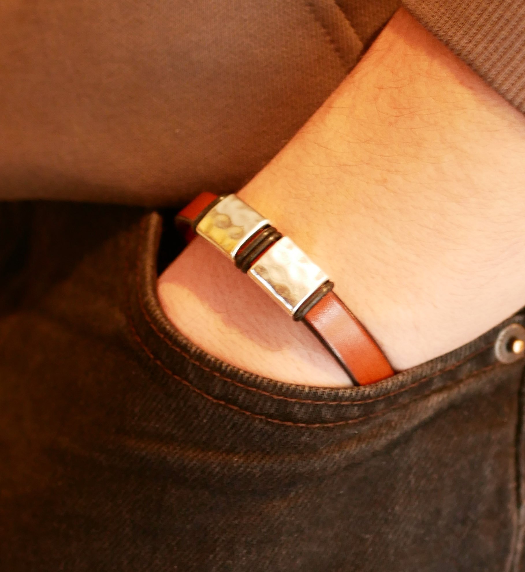 Leren herenarmband met gehamerde metalen vierkantjes om te personaliseren