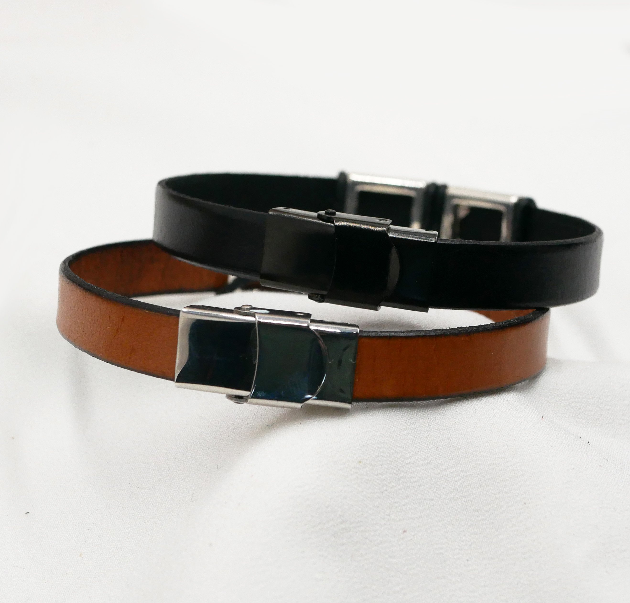 Leren herenarmband met gehamerde metalen vierkantjes om te personaliseren