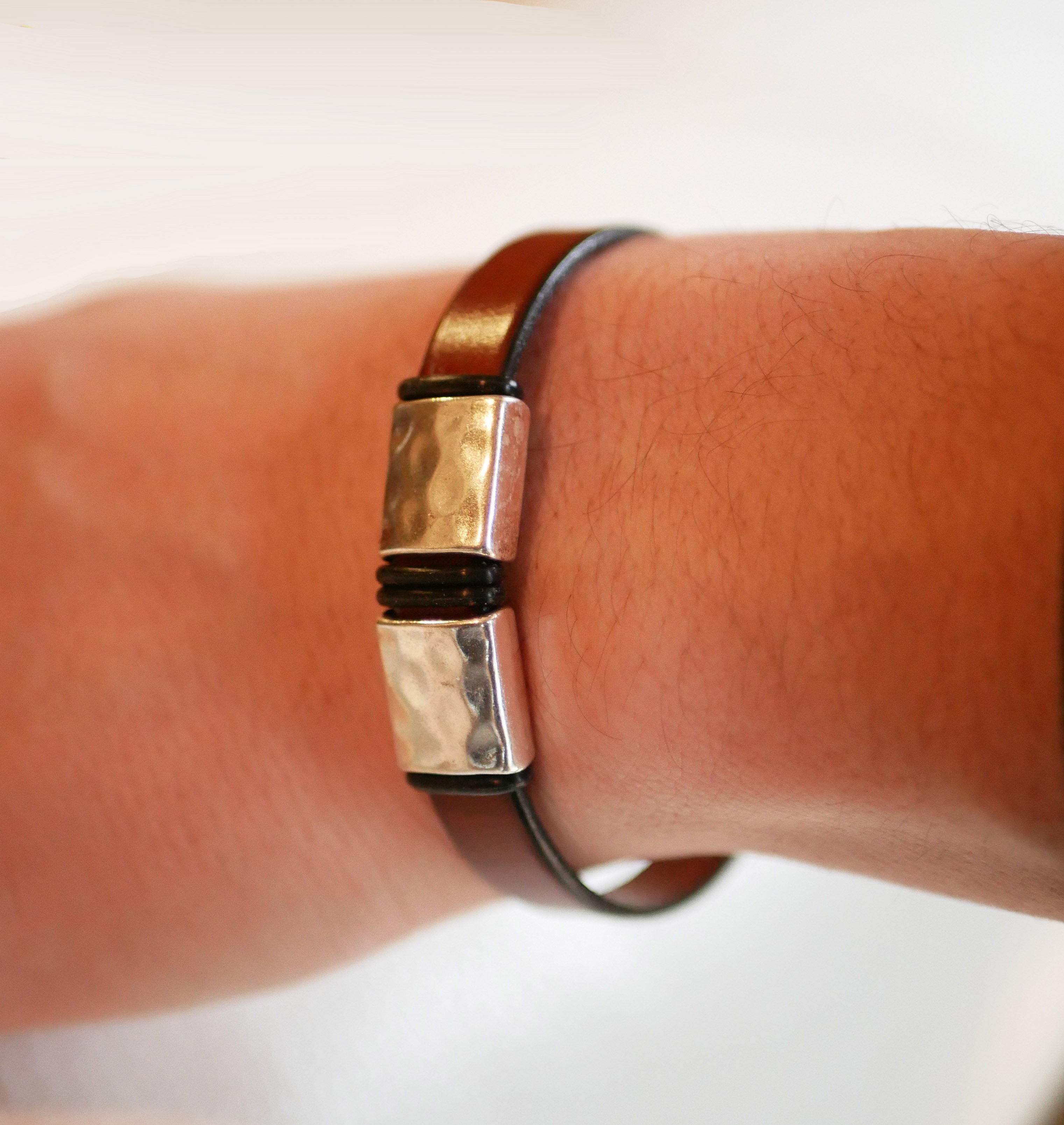 Leren herenarmband met gehamerde metalen vierkantjes om te personaliseren