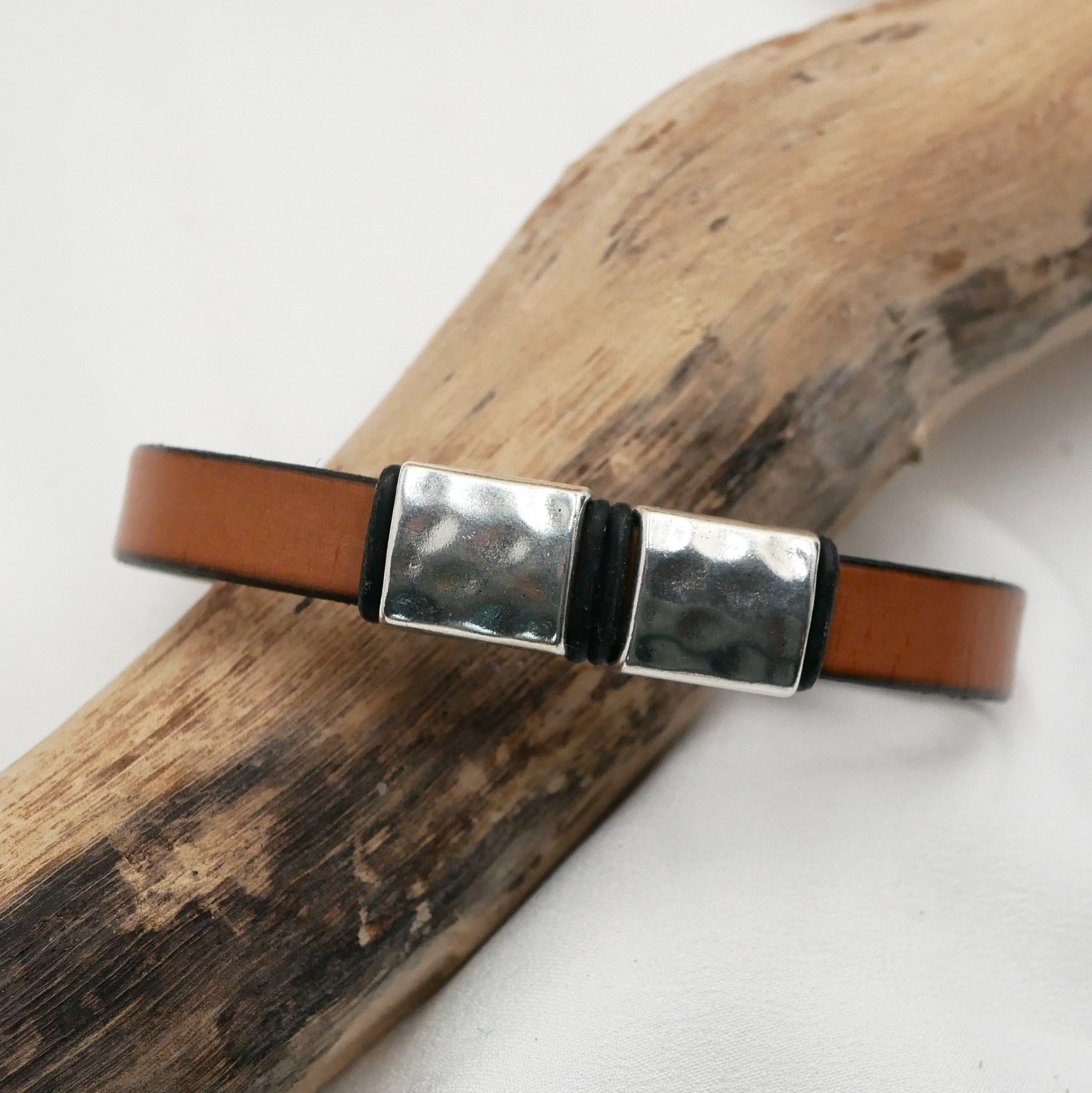 Leren herenarmband met gehamerde metalen vierkantjes om te personaliseren