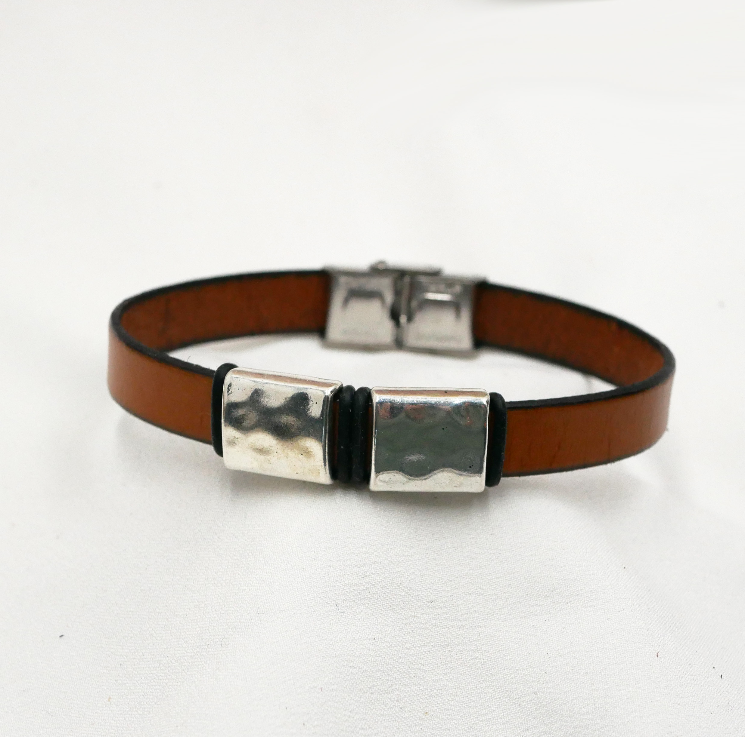 Leren herenarmband met gehamerde metalen vierkantjes om te personaliseren