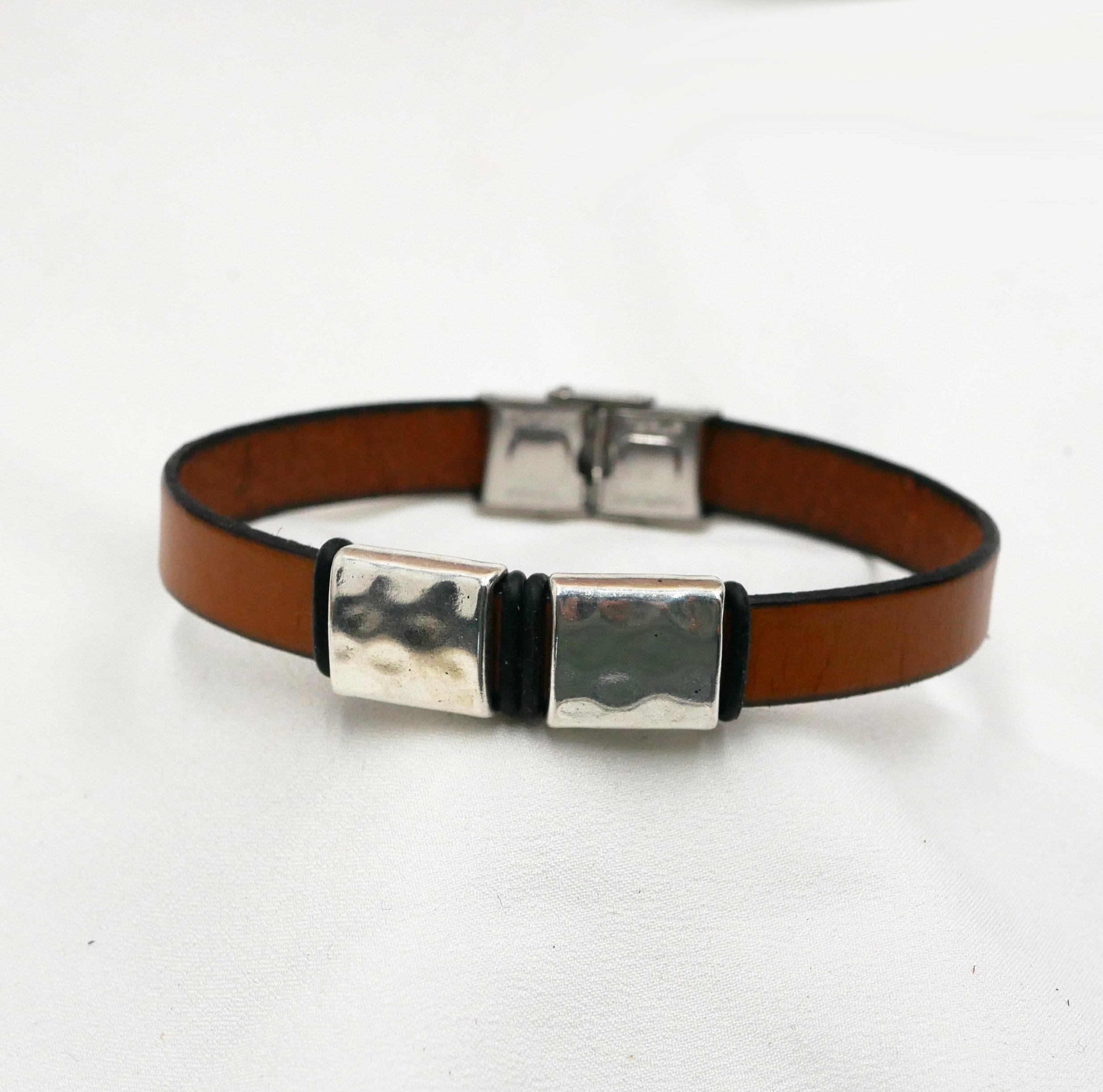 Leren herenarmband met gehamerde metalen vierkantjes om te personaliseren