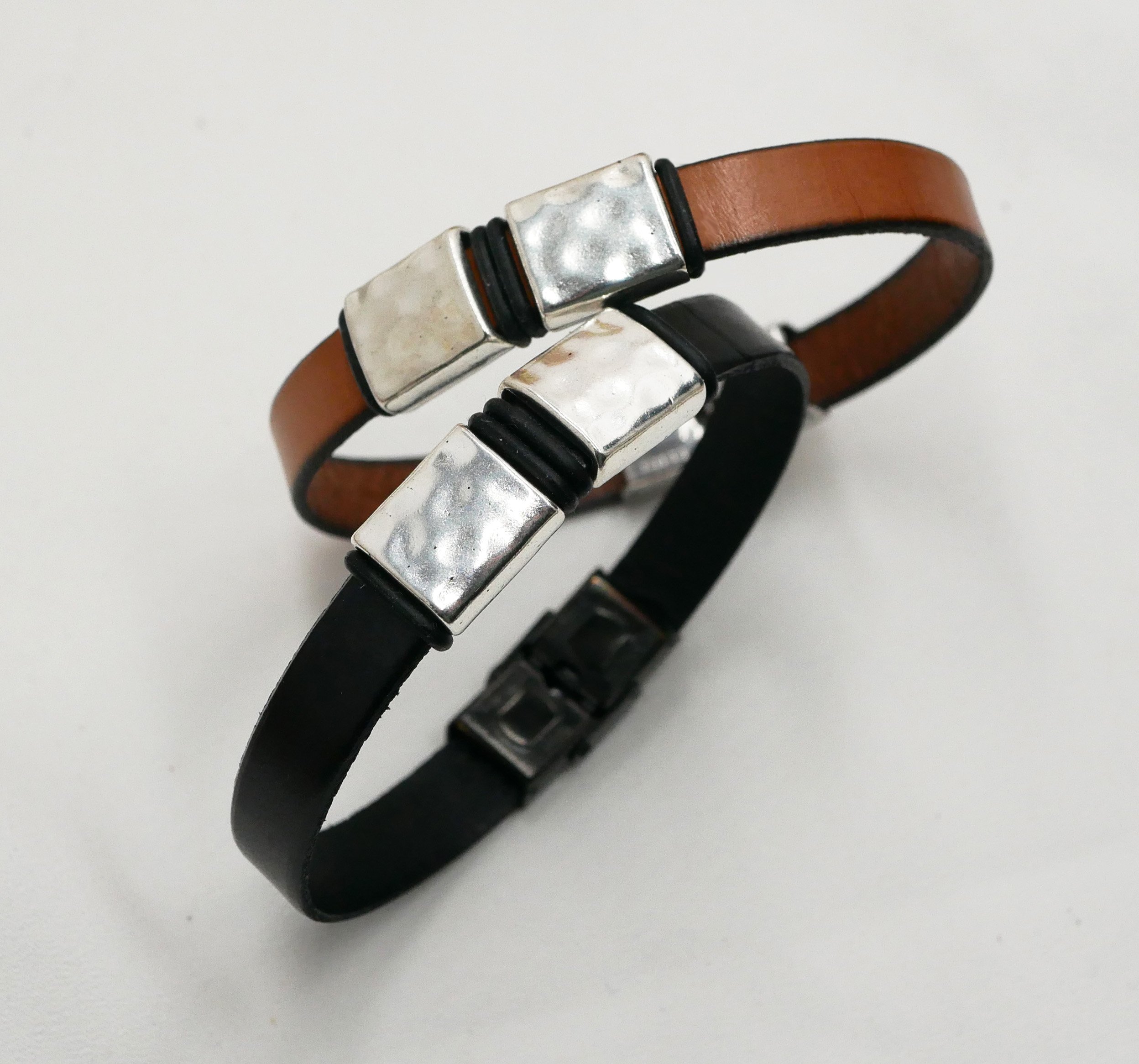 Leren herenarmband met gehamerde metalen vierkantjes om te personaliseren