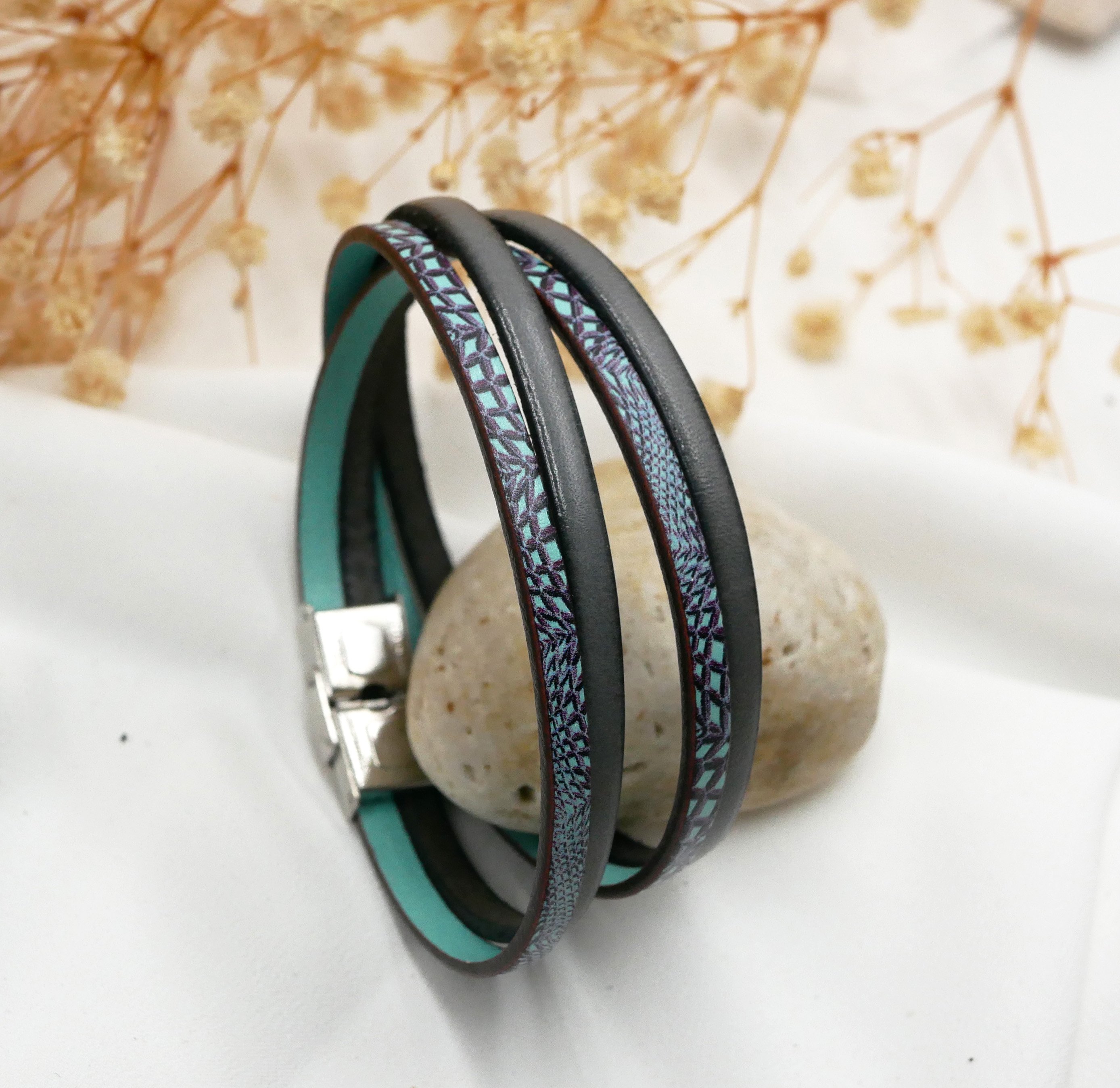 Blauwe leren armband met slangenprint om te personaliseren