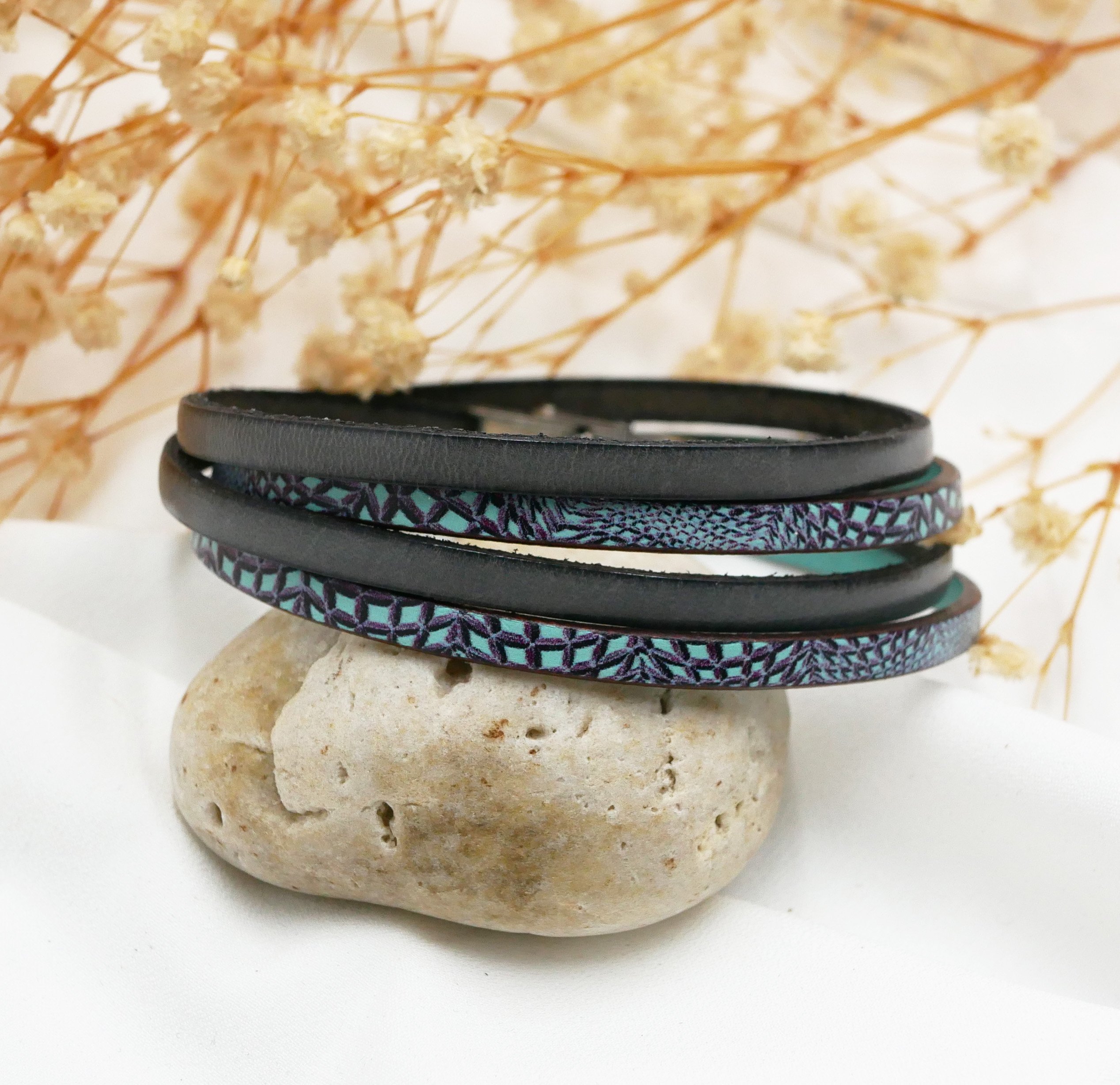 Blauwe leren armband met slangenprint om te personaliseren