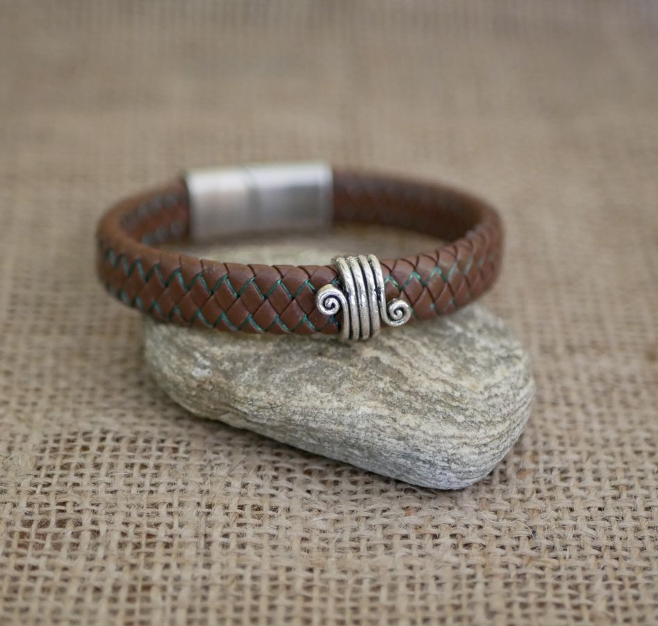 Armband bruin leer gevlochten man sluiting geborsteld staal magnetisch