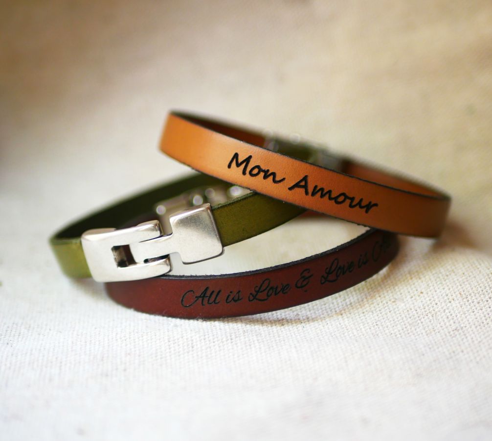 Gemengde lederen armband met gegraveerde T-sluiting in kleuren naar keuze