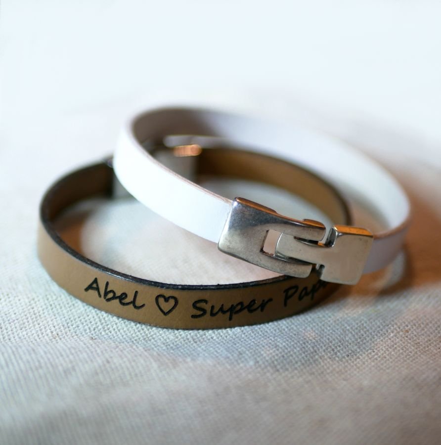 Gemengde lederen armband met gegraveerde T-sluiting in kleuren naar keuze