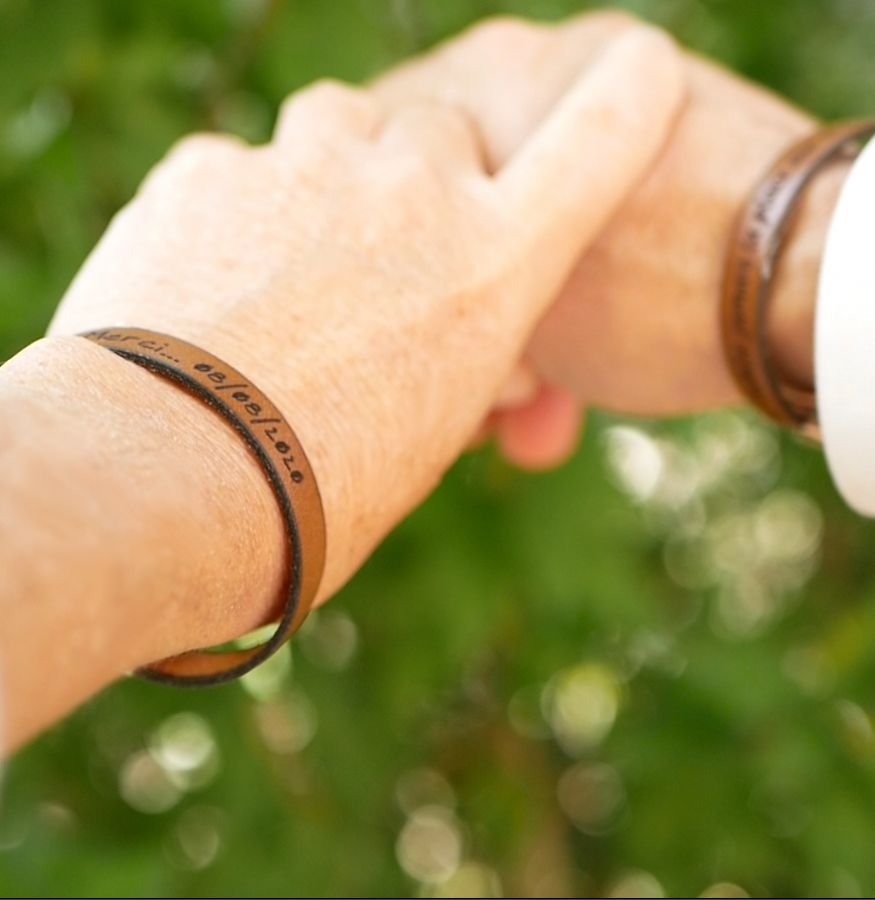 Gegraveerd cadeau voor een koppel: 2 leren armbanden gepersonaliseerd met dezelfde gravure 