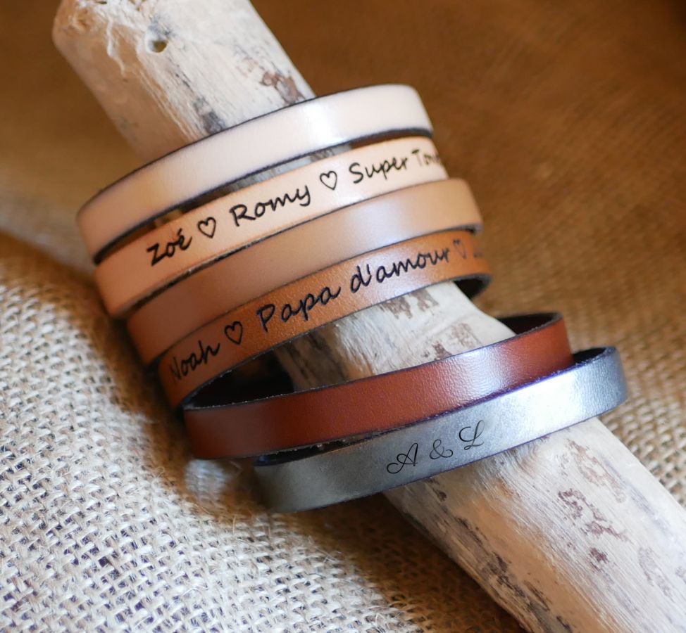 Gemengde lederen armband met gegraveerde T-sluiting in kleuren naar keuze